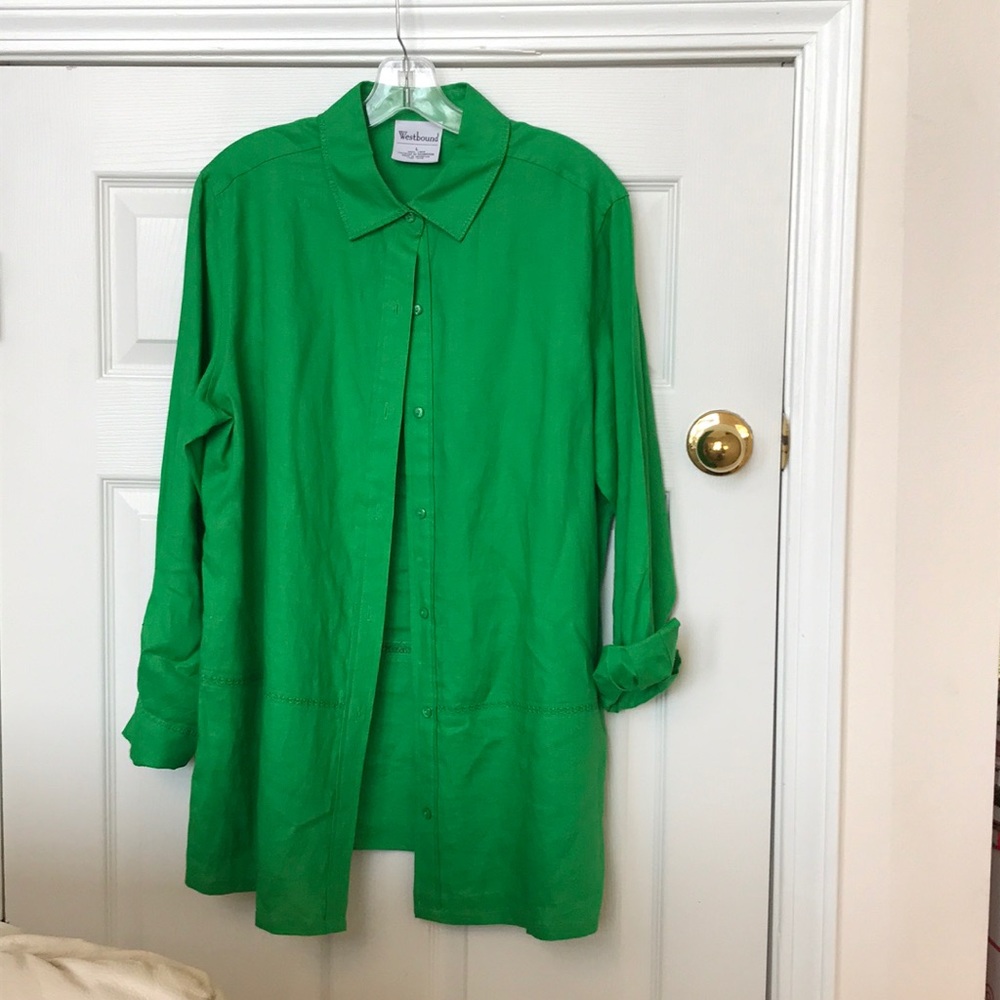 Green 100% Crisp Linen shirt w embroidery detail. Perfect for St Patrick’s Day!